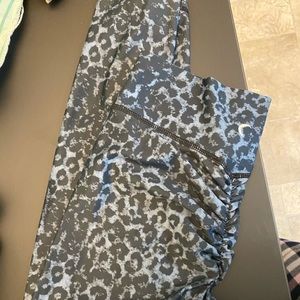 ZYIA scrunchy bum leopard Capri size 4